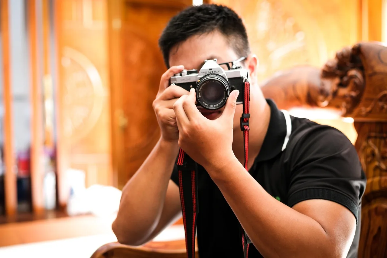 photographer, taking, camera, photo, photography, young, photographing, man, lens, journalist, take, focus, holding, photographer, journalist, journalist, journalist, journalist, journalist. Image and video verification checklist for the desk