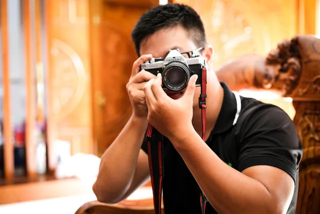 photographer, taking, camera, photo, photography, young, photographing, man, lens, journalist, take, focus, holding, photographer, journalist, journalist, journalist, journalist, journalist. Image and video verification checklist for the desk