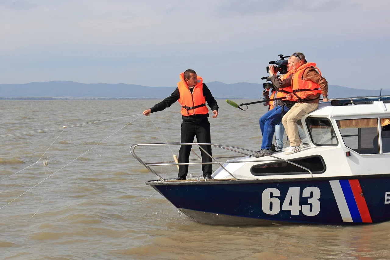media, boat, lake, nature, reporters, tv, reportage, shooting, journalist. Source and claim verification checklist for reporters