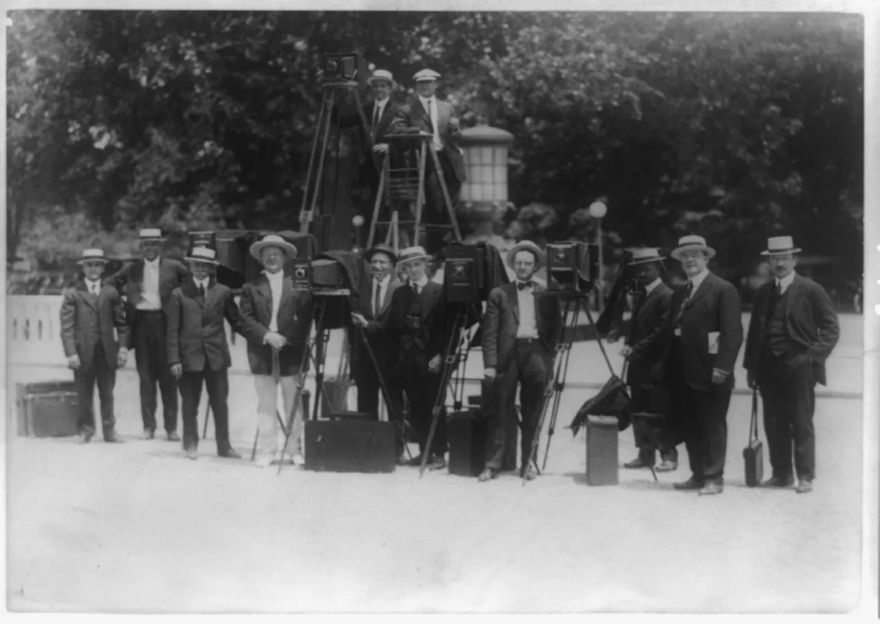 News photographers posed with large cameras in 1909