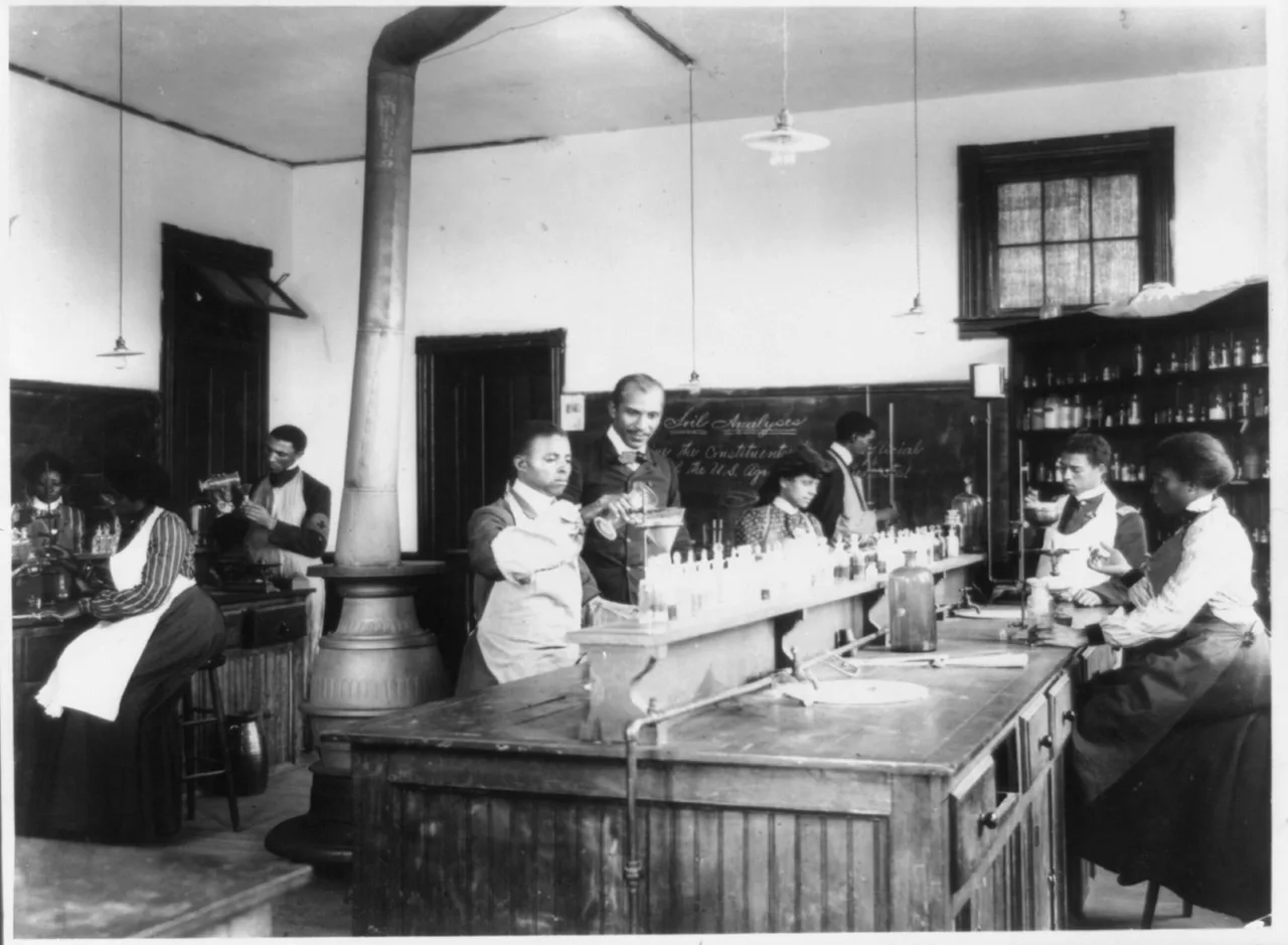 Students and an instructor working in a laboratory at Tuskegee Institute in 1902