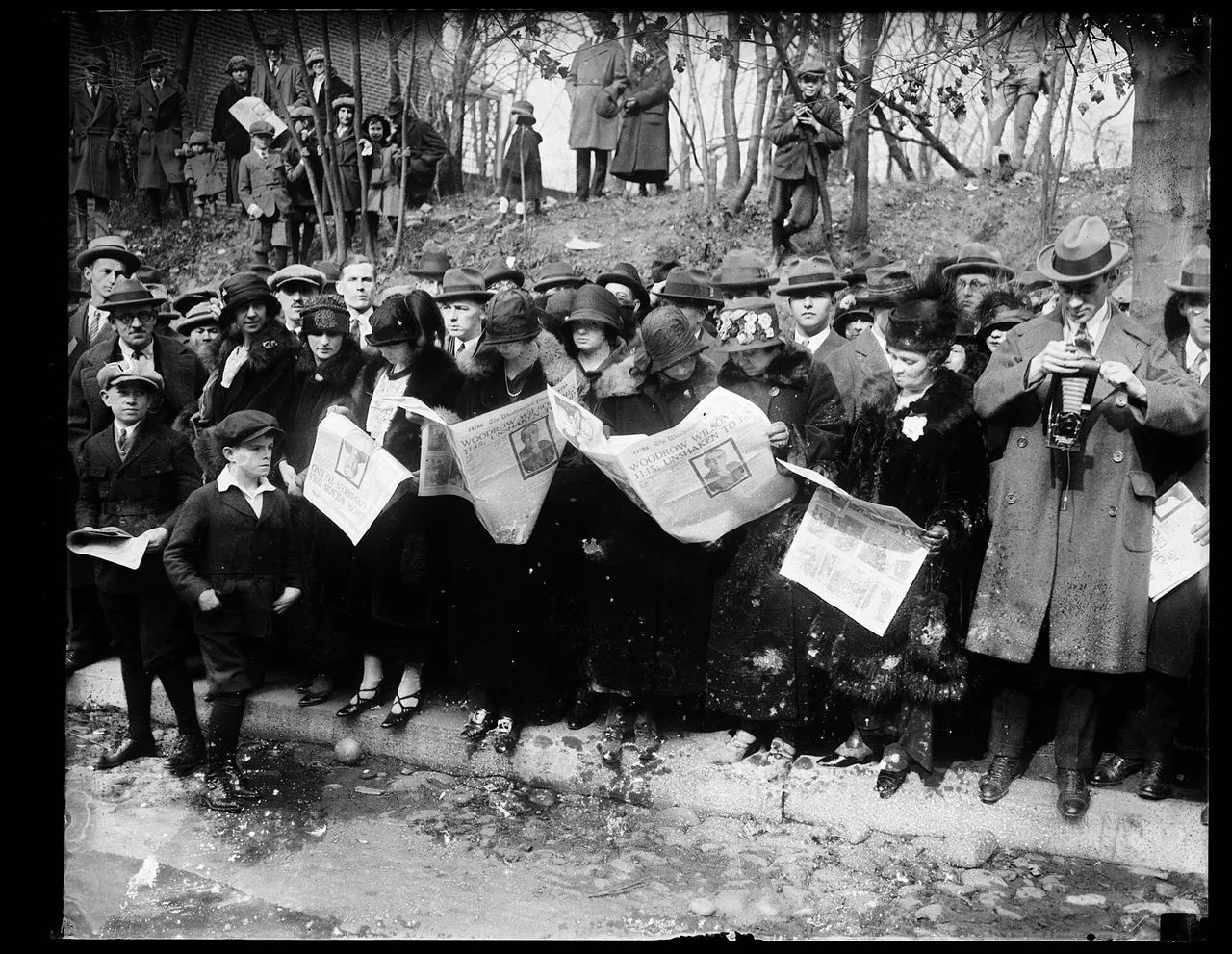 A crowd reading newspapers in 1924